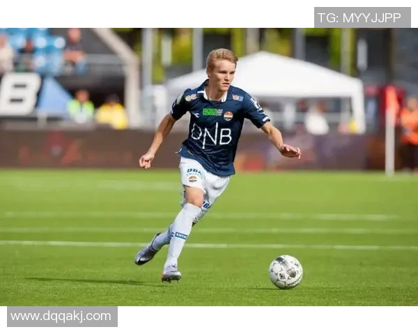 追随足球明星的脚步同款项链点亮你的时尚风格